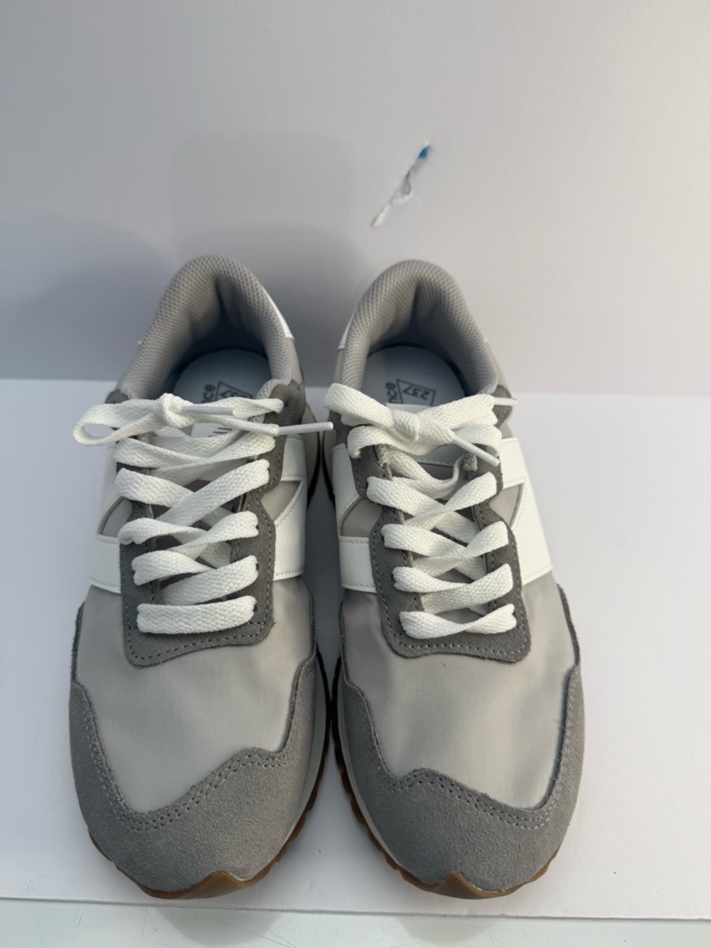 New Balance Men's Sneakers in Gray and White with Gum Outsole NWOT size 8 - Picture 4 of 8